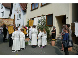 Fronleichnamsprozession durch die Straßen von Naumburg (Foto: Karl-Franz Thiede)